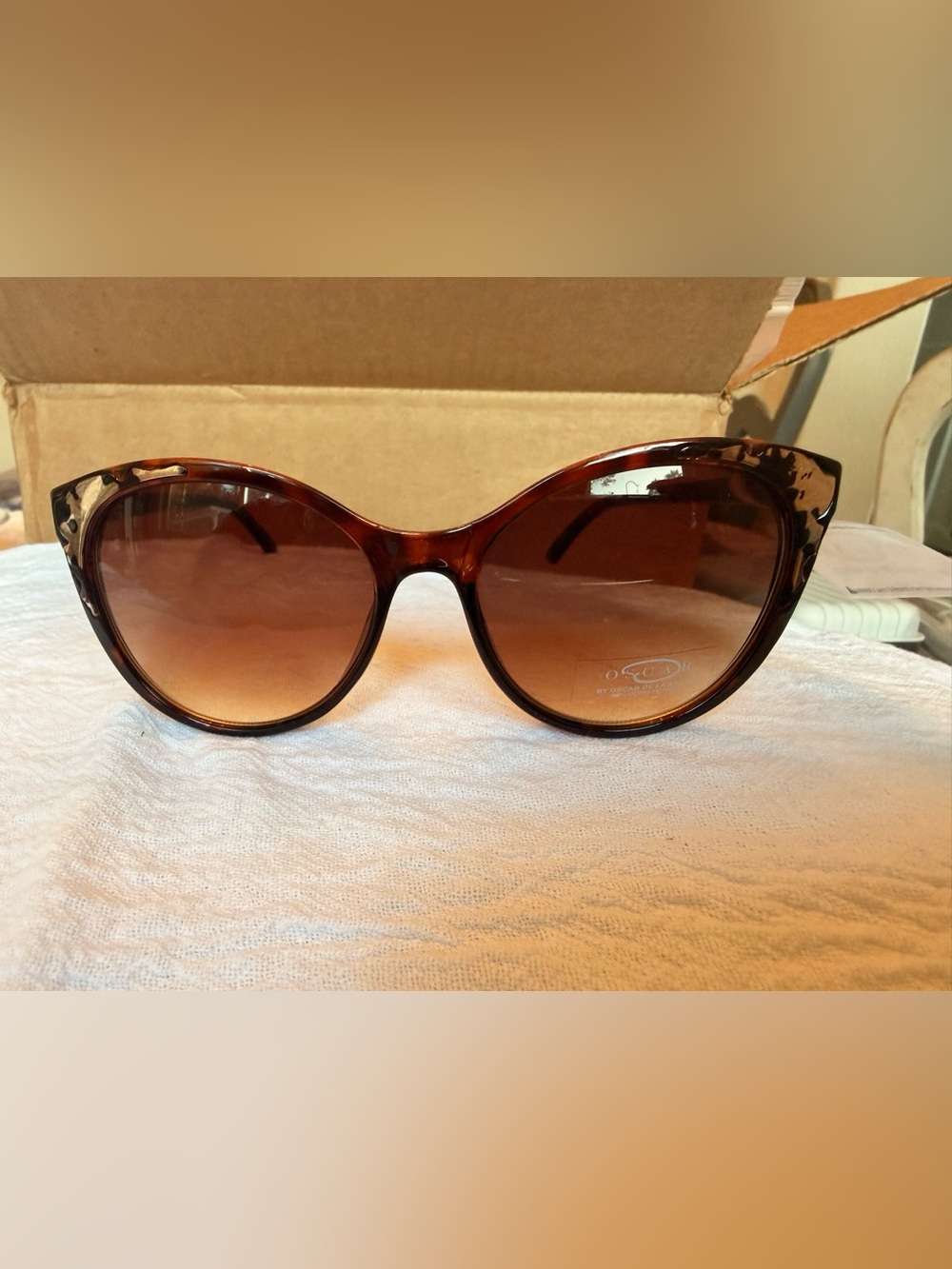 Oscar de la Renta Tortoiseshell Brown Round Women's Sunglasses - Picture 3 of 6